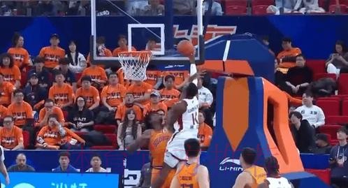 迪亚洛突然变向晃倒古德温，随后杀向篮筐扛着对手打成2+1